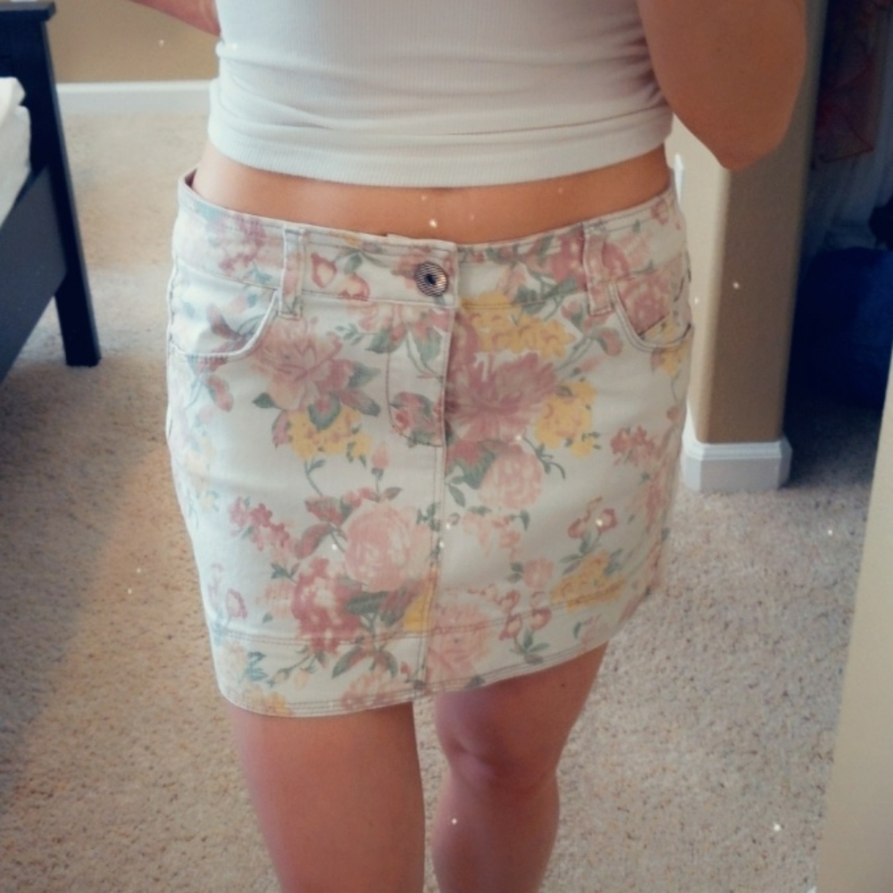 ♥️BOGO Lola floral denim skirt 🌸🌼